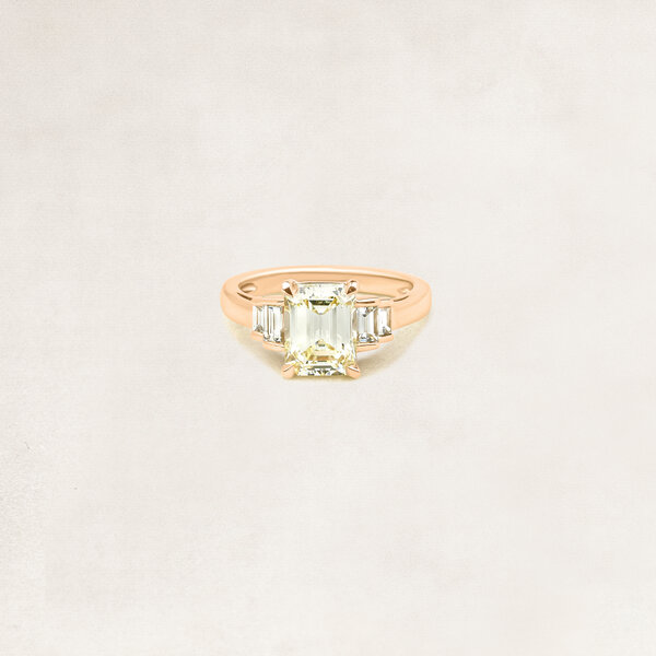 Emerald solitaire ring met zijdiamanten - OR5058