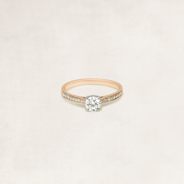 Brilliant cut solitaire ring with side diamonds - OR69884