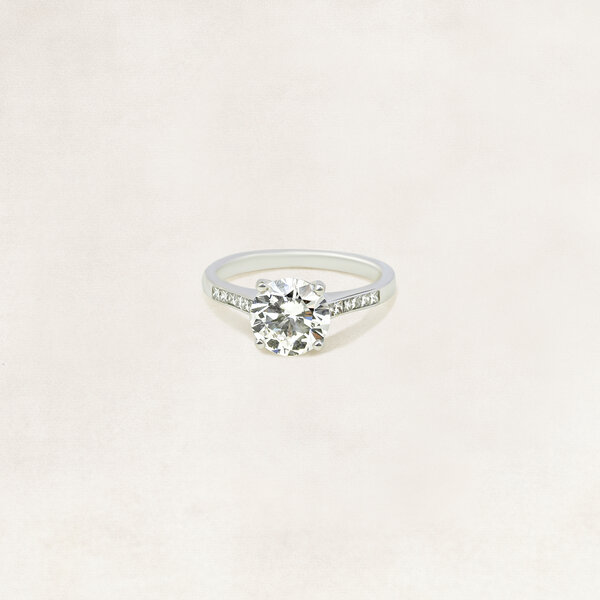 Brilliant cut solitaire ring with side diamonds - OR5246