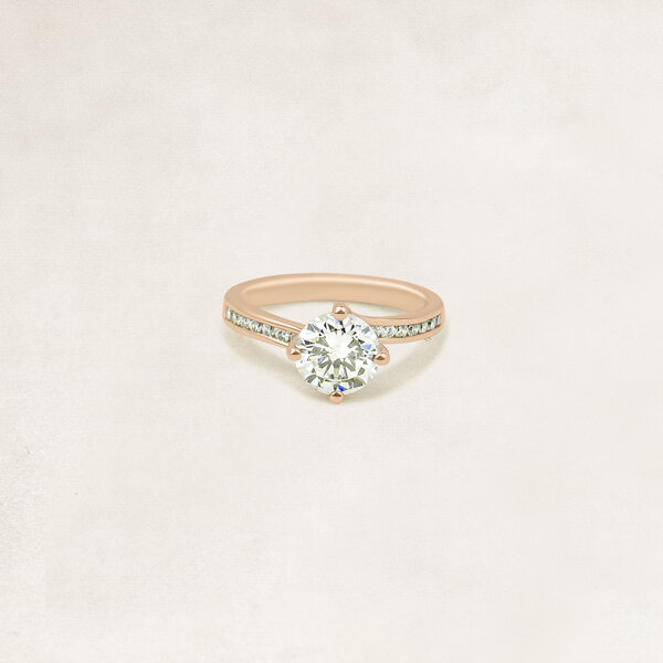 Brilliant cut solitaire ring with side diamonds - OR5520