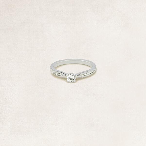 Brilliant cut solitaire ring with side diamonds - OR10413