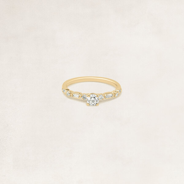 Brilliant cut solitaire ring with side diamonds - OR70415