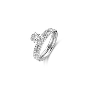 Ovaal geslepen solitaire ring met zijdiamanten en bijpassende trouwring