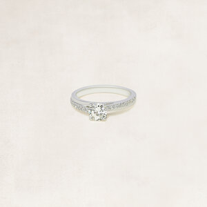 Brilliant cut solitaire ring with side diamonds - OR5528