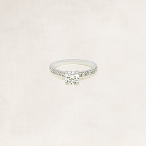 Brilliant cut solitaire ring with side diamonds - OR5400