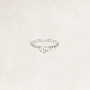 Brilliant cut solitaire ring with side diamonds - OR69420