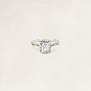 Emerald halo ring met zijdiamanten - OR5094